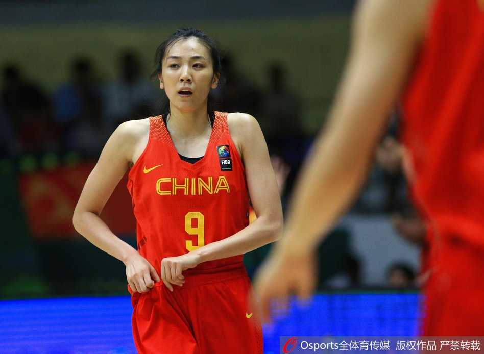 铿锵玫瑰绽放班加罗尔 中国女篮大胜韩国勇夺亚洲杯季军 身披国家队战袍的黄思静在三分线外果断出手,皮球在空中划出一道完美的彩虹,她的眼神中充满了自信与坚定,这一球正是她全场16分出色发挥的缩影。