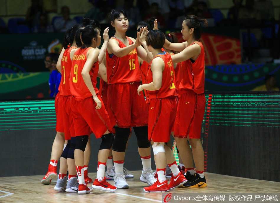 铿锵玫瑰绽放班加罗尔 中国女篮大胜韩国勇夺亚洲杯季军 中国女篮的姑娘们在赛后激动地聚拢在一起,她们的脸上洋溢着胜利的喜悦,笑容比午后的阳光还要灿烂,共同庆祝这来之不易的胜利时刻。