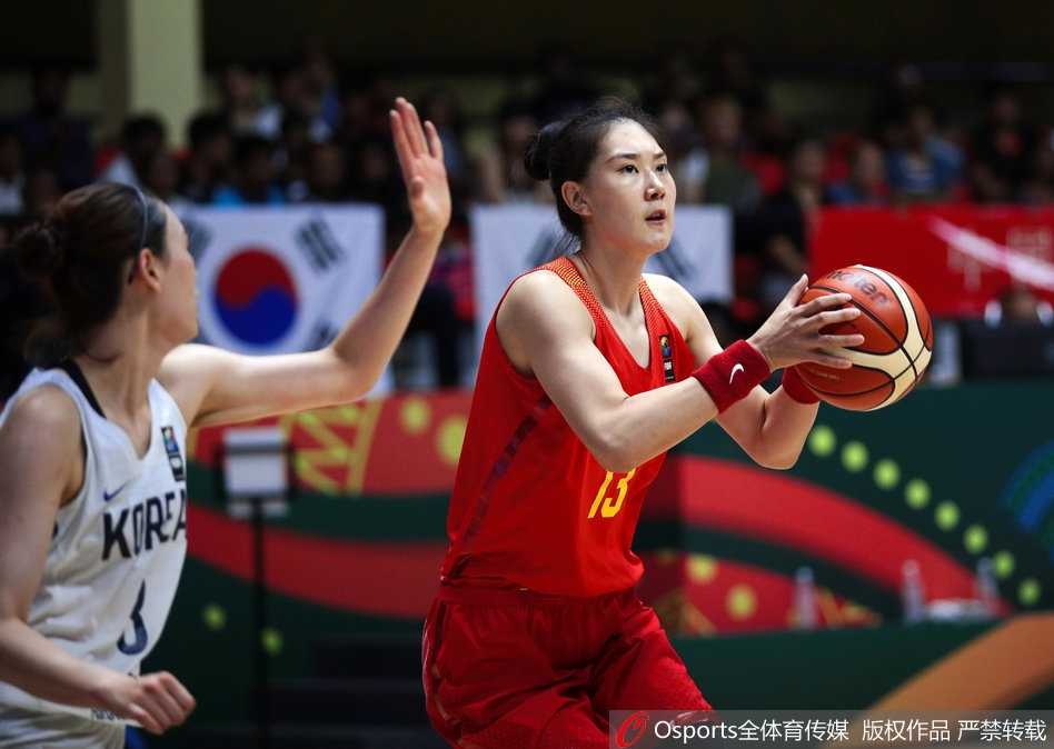 铿锵玫瑰绽放班加罗尔 中国女篮大胜韩国勇夺亚洲杯季军 赛后,获胜的中国女篮全体成员肩并肩站在一起,面向镜头留下珍贵的合影,每个人的脸上都写满了骄傲与自豪,这一刻属于无畏的中国女篮。