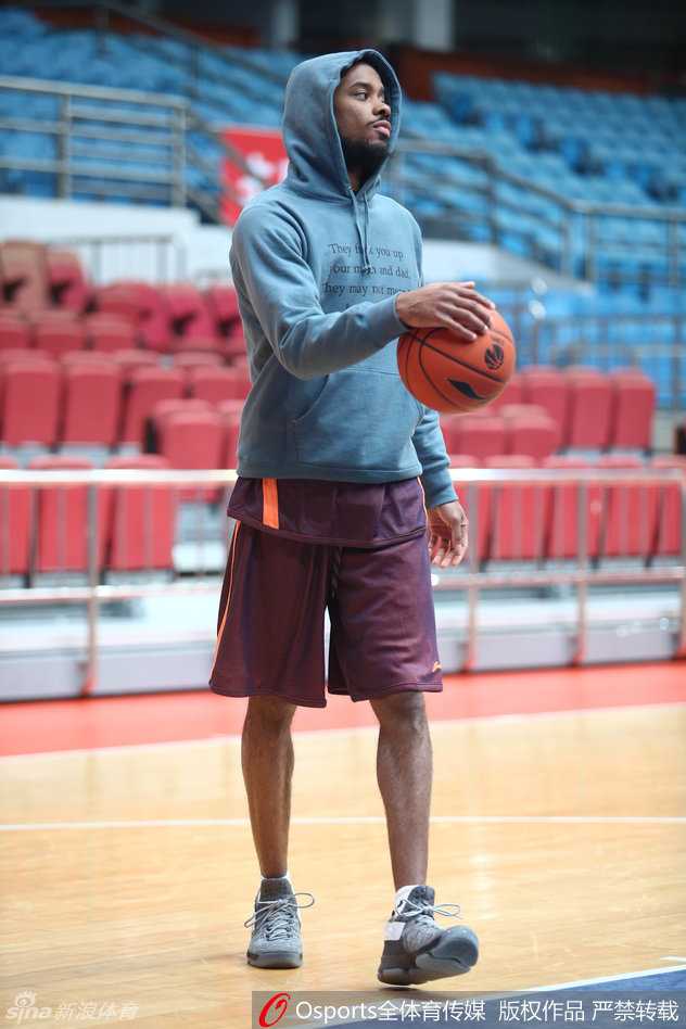 镜头下的篮球盛夏:布朗的专注与CBA众将的训练交响曲 吴前在训练馆中一丝不苟地完成投篮练习,每一个动作细节都力求完美