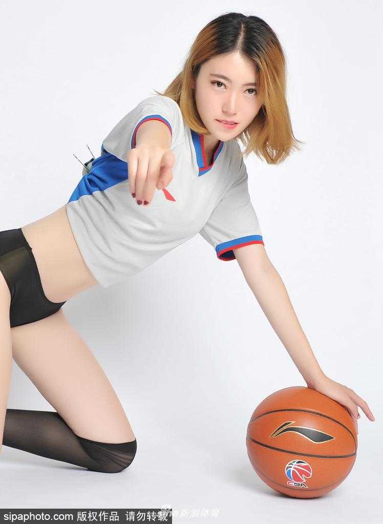 镜头背后的热辣与汗水:探寻CBA篮球宝贝的台前幕后 聚光灯下,一位篮球宝贝身穿亮黄色表演服,回眸凝视,展现出赛场上的自信与灵动之美。