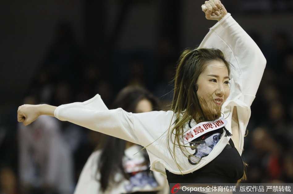 伴随着动感的旋律，篮球宝贝们集体亮相，她们伸展的手臂和飘扬的长发，如同在冰天雪地中绽放的火焰，热烈而奔放。