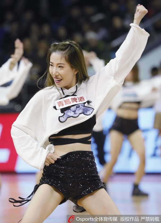 近景镜头下，这位篮球宝贝眼神专注而热情，精致的妆容下洋溢着青春的气息，成为激烈比赛中最柔美的点缀。