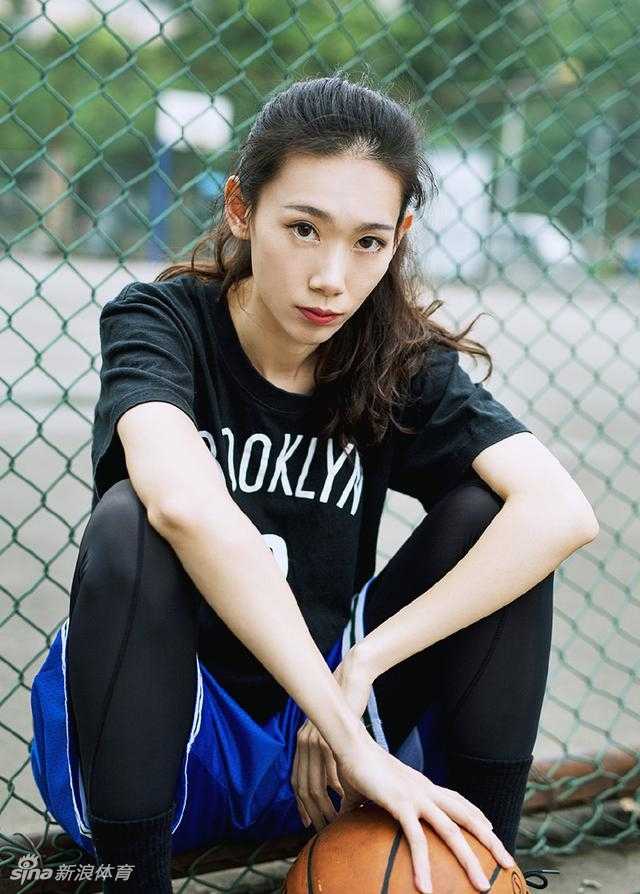 高珊在防守中长臂遮天，一巴掌将对手的投篮扇出场外，皮球落点处的观众兴奋地举起手机拍照