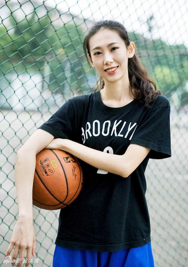 高珊坐在场边小板凳上，目不转睛地盯着平板电脑里加内特的梦幻舞步，膝盖上还缠着训练用的冰袋