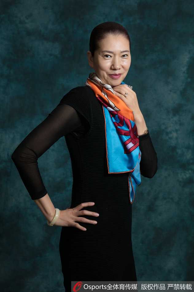 闪耀南昌:致敬2018年WCBA北区全明星队的荣耀时刻 北区明星队后卫王丽丽眼神如炬,单手稳稳托住篮球,深色的训练服勾勒出她矫健的臂膀线条,仿佛下一秒就要冲破画面的束缚,将赛场上的凌厉气势带到了镜头前。