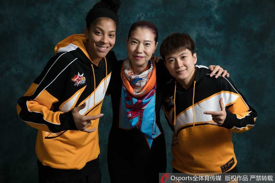 闪耀南昌:致敬2018年WCBA北区全明星队的荣耀时刻 北区全队集结,姑娘们身着统一的白红配色外套,或坐或立,在摄影棚内排开阵型。邵婷与队友们轻松交谈,背景的纯色布景更加凸显出这支队伍在比赛前的松弛与团结,一种无形的化学反应在空气中流动。