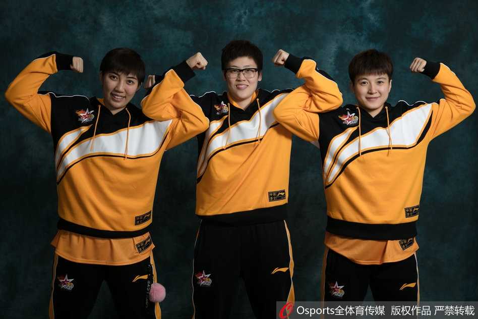 闪耀南昌:致敬2018年WCBA北区全明星队的荣耀时刻 沈部女篮后卫金佳宝独自出镜,她留着干练的短发,眼神凝视前方。身穿的白色运动外套衬托出她清秀的面庞,然而眼神中却透着一股要在全明星赛场上穿针引线、掌控全局的果决。