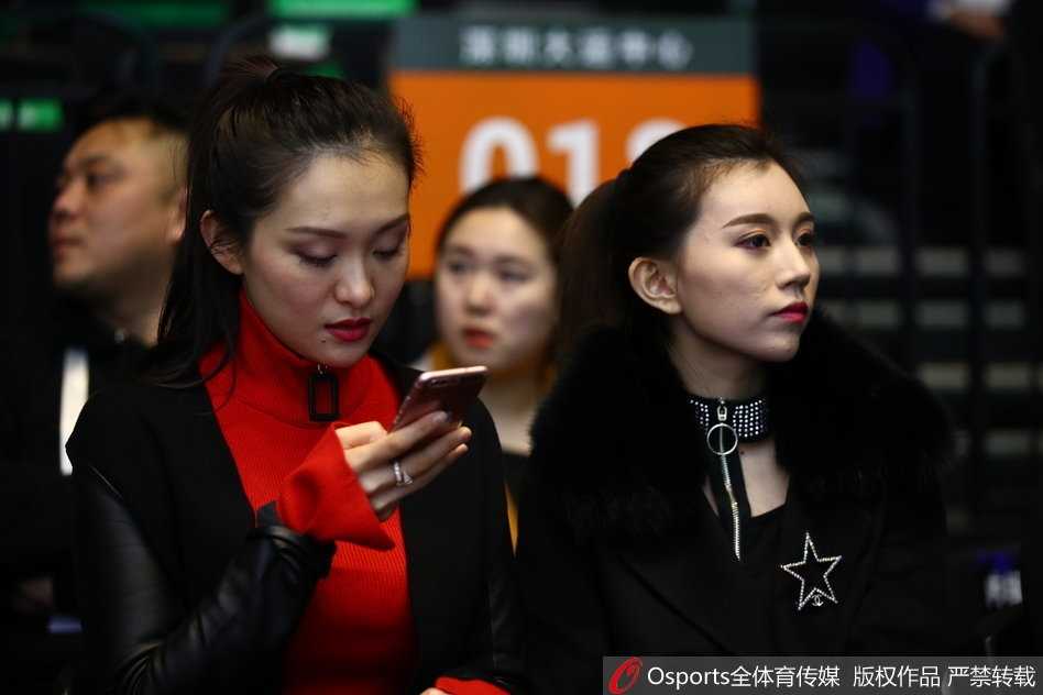 镜头拉远，可以看到“太太团”所在的看台区域，她们与周围热情的球迷融为一体，共同组成了赛场边一道靓丽而温暖的风景线。