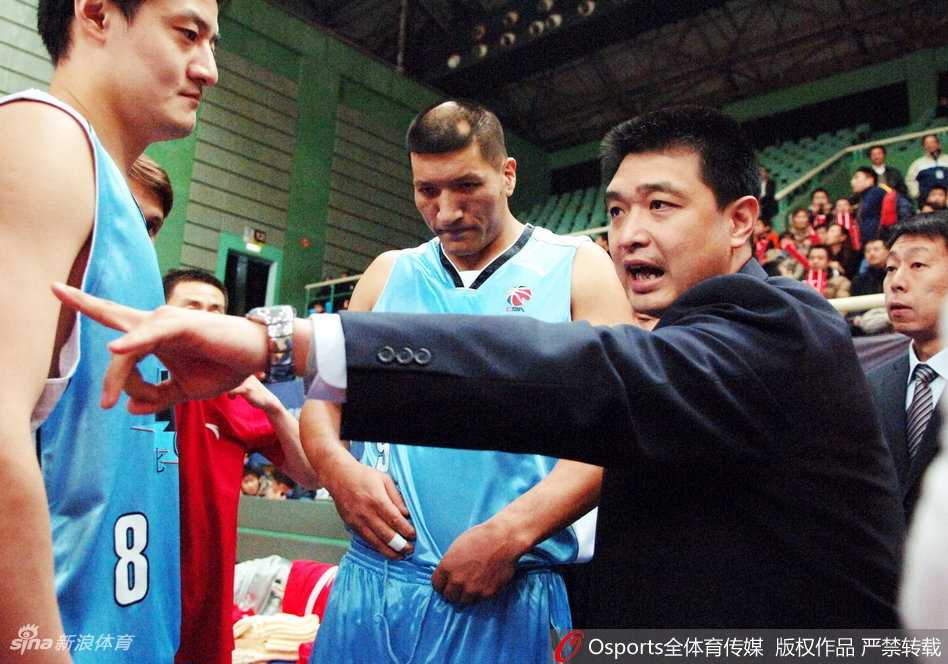 闵鹿蕾亲吻孙悦脸颊，这一幕发生在夺冠庆典的舞台上，平日里严肃的主帅用这样温情的方式表达对爱徒的喜爱，逗得孙悦开怀大笑