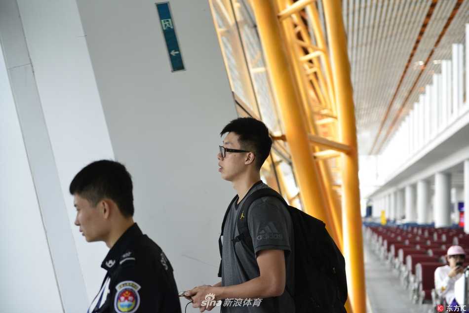 身穿白色T恤的翟晓川虽因伤暂时无法与全场合练，但他依旧出现在队伍的行列中。面对镜头，这位锋线尖兵流露出轻松的笑容，他正期待着在斯坦福医疗团队的帮助下满血复活。