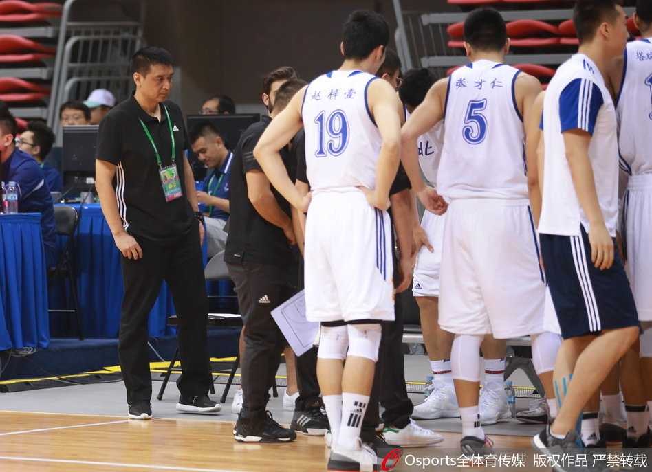 比赛结束后，输球的北京队球员神情落寞，而闵鹿蕾静静站立在场边，目光中透露出复杂的情感。