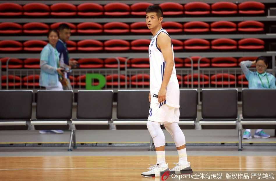 北京队混血中锋丘天在对方内线高高跃起，试图完成一记势大力沉的单手灌篮。