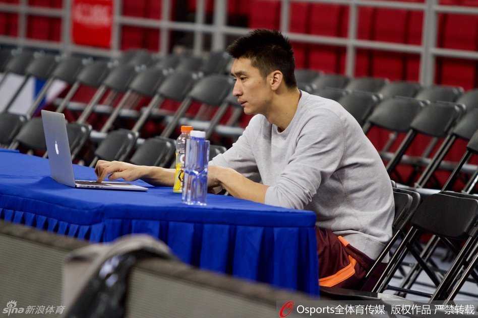 孙悦观看录像，训练结束后他并未立即离开，而是驻足在场边的电脑前，反复观看刚才的攻防回合，表情严肃地寻找着可以优化的细节。