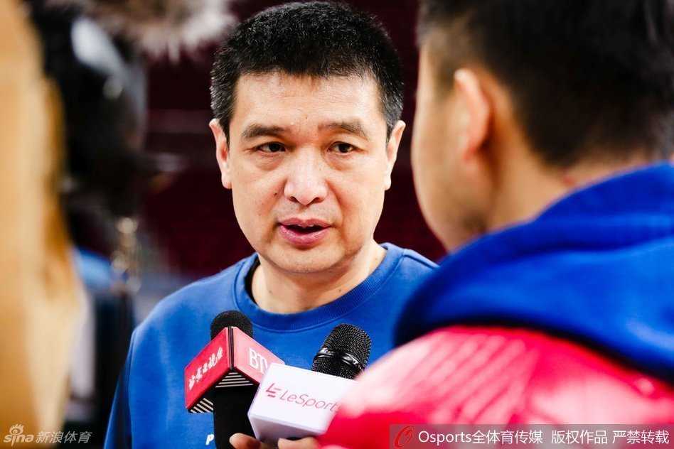 闵鹿蕾接受采访，被记者们团团围住的他神色平静而笃定，双手比划着向媒体阐述球队近期的训练重点和球员们的思想动态。