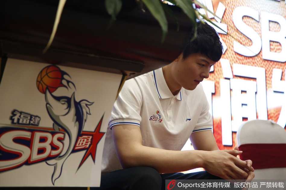 全体将士在发布会后合影留念，将帅一心众志成城，背景板上的“冲刺”二字正是他们心中共同的呐喊。