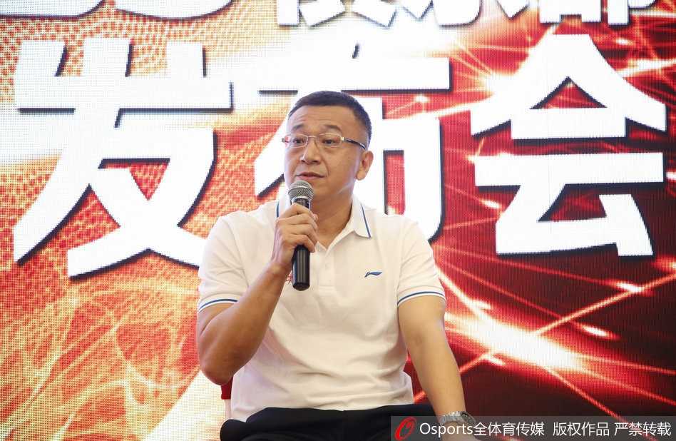 球迷代表与教练组互赠礼品，气氛融洽温馨，范斌指导接过礼物时弯腰致意，展现了铁帅柔情的一面。