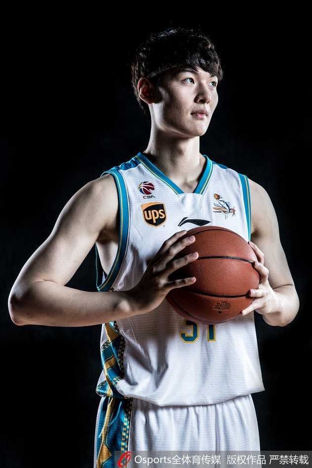 闽篮新视界:福建众将演绎水影征途 黄毅超在夕阳余晖下跳起投篮,剪影被镀上一层金边,皮球在空中悬停的瞬间,仿佛连时间都为这份对胜利的渴望而静止。