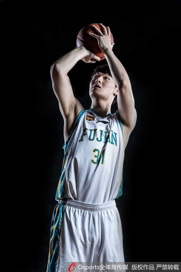 闽篮新视界:福建众将演绎水影征途 何重达在礁石上完成一次暴扣,背景是波涛汹涌的大海,飞溅的浪花与他虬结的肌肉相得益彰,彰显着新援融入集体的滚烫斗志。