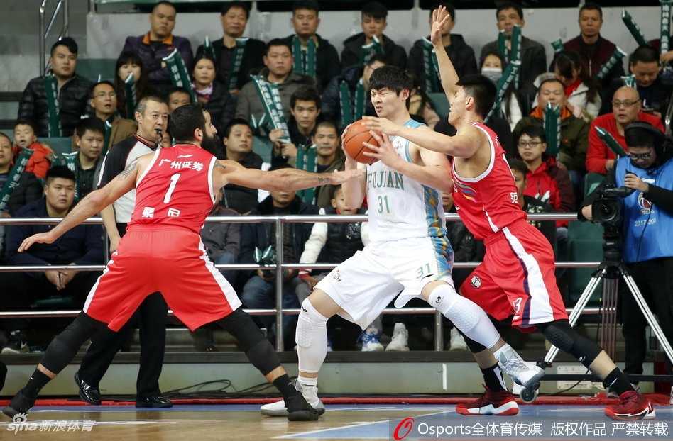 闽粤对决风云再起,福建主场险胜广州完成复仇 这是意志力的对决,哈里斯与桑尼为了球权的归属,肌肉紧紧纠缠在一起,两人都咬紧牙关,面部表情因用力而变得扭曲,仿佛要将整个球馆的空气都点燃。