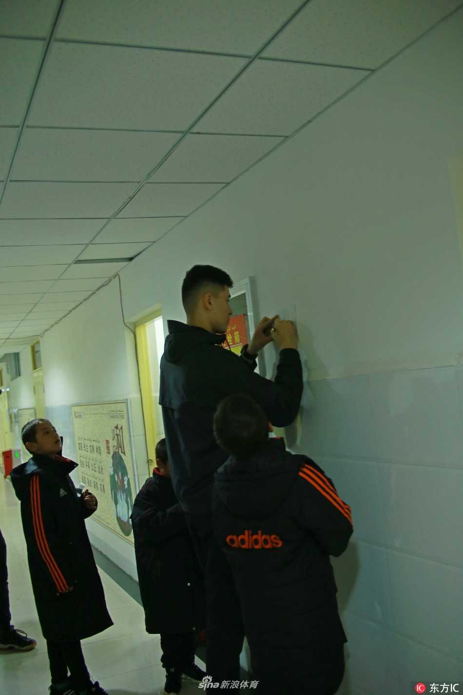 被称为美女门神的卡米拉在比赛中飞身鱼跃扑救，身体舒展在空中完全打开，目光紧紧锁定飞来的足球，神情无比专注。