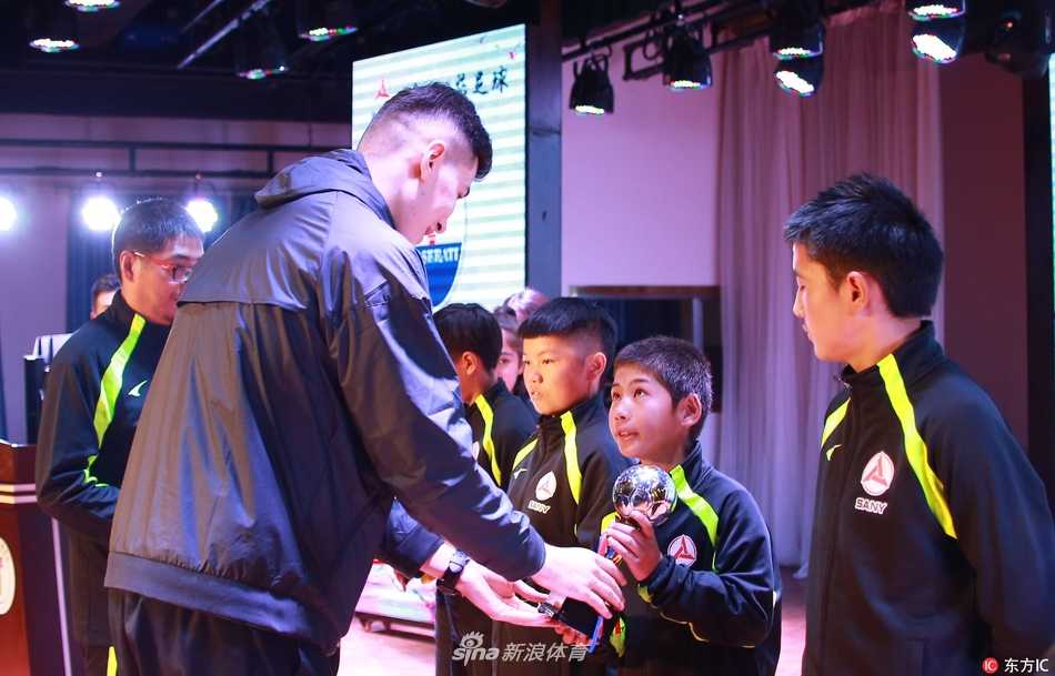 比赛结束后，双方小球员互相致意，虽然脸上挂满汗珠，但都洋溢着纯真的笑容，体现出友谊第一比赛第二的体育精神。