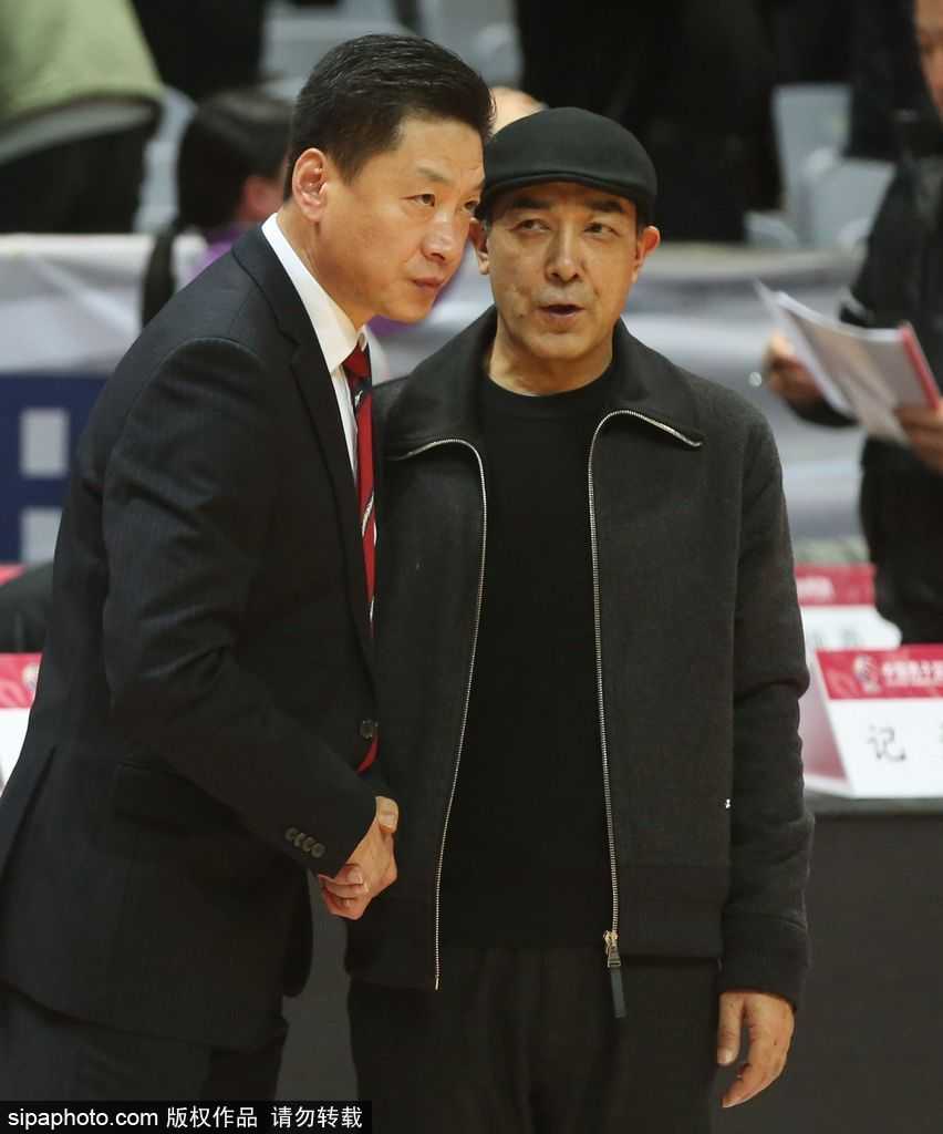 阿的江与李春江——赛场外的温情与CBA的江湖传承 赛后两人握手寒暄,脸上都带着从容的微笑,背后的记分牌记录着比分,却记录不下这跨越二十余载的深厚情谊。