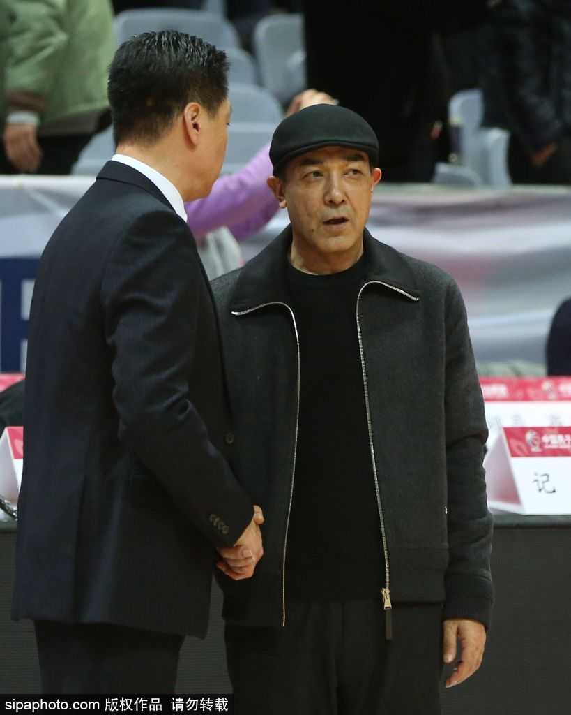 阿的江与李春江——赛场外的温情与CBA的江湖传承 八一队核心后卫阿尔斯兰在广厦防守球员的夹击下强行突破,他眼神坚毅,仿佛要证明自己不仅是名宿之子,更是能独当一面的战士。