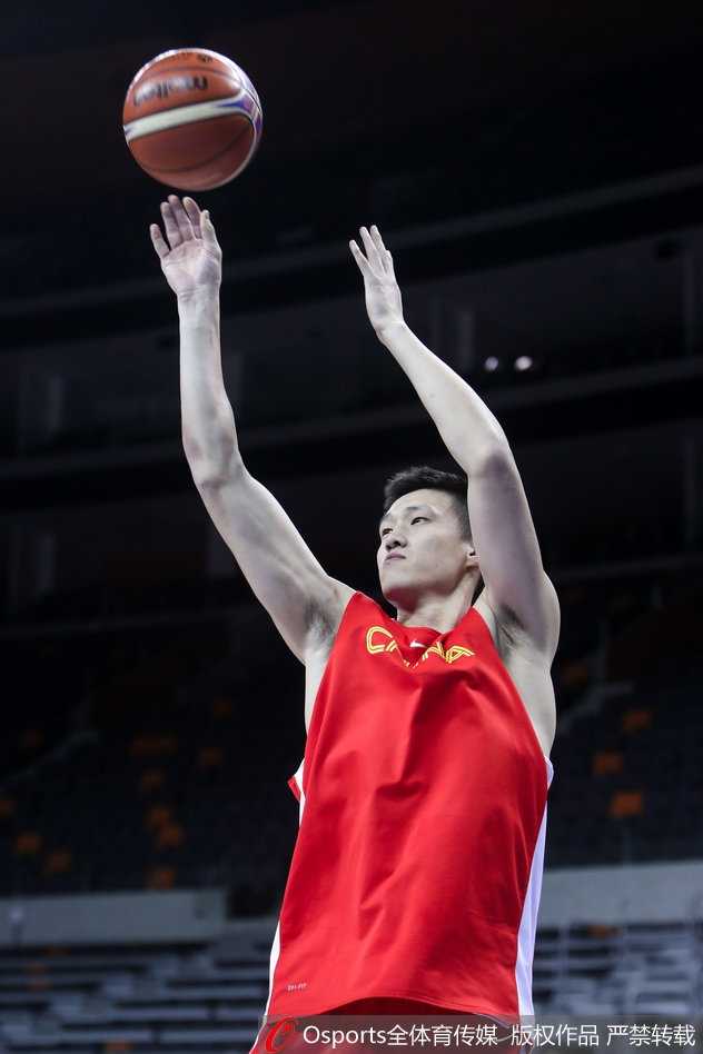 阿联回归领衔蓝队 东莞备战迎战新西兰 韩德君在内线卡位要球,庞大的身躯在训练对抗中像一座高塔,准备用力量捍卫中国队禁区