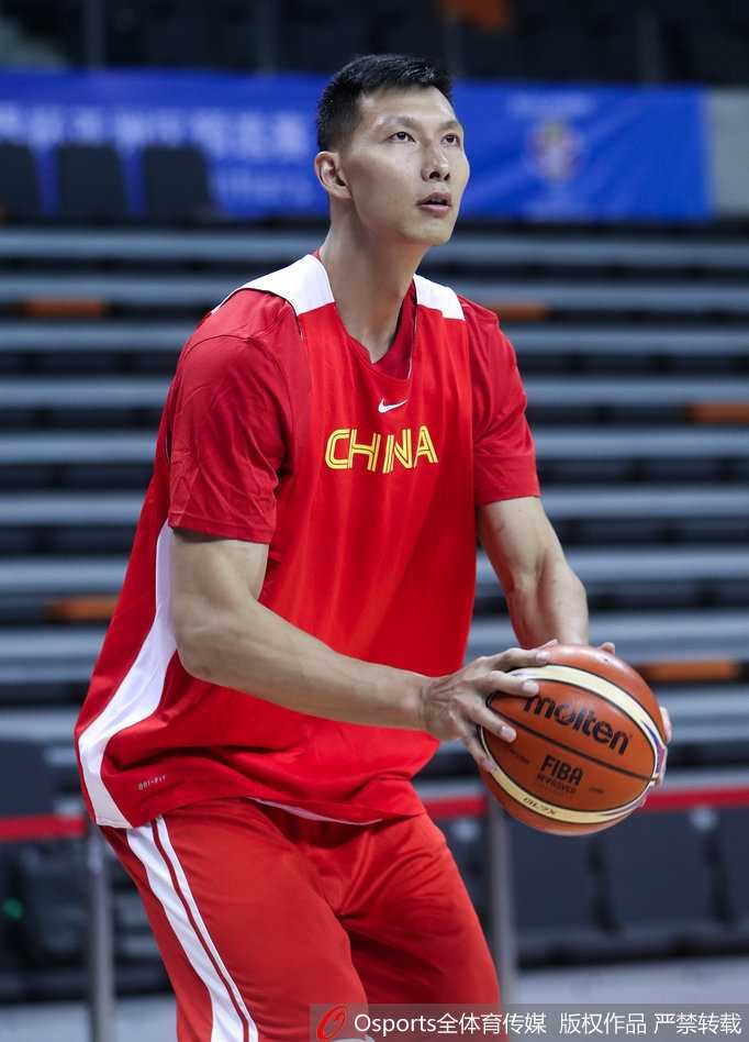 阿联回归领衔蓝队 东莞备战迎战新西兰 郭艾伦在训练中快速突破,手腕上缠着绷带,表情坚毅地准备迎接新西兰队的强悍挑战