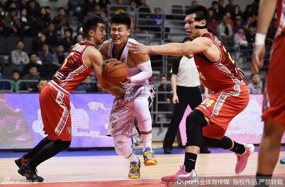 赵睿弯腰运球观察队友跑位，眼神灵动，手指暗中打出战术手势，年轻的指挥官正在用自己的节奏带动全队进攻