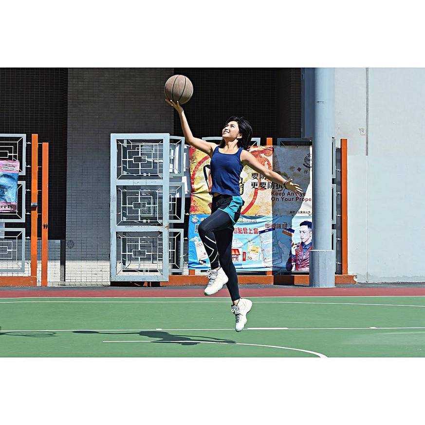 身着优雅礼服的陈伟琪手持篮球，展现出与球场上截然不同的魅力。这一身红色礼服将她凹凸有致的身材完美勾勒，而手中的篮球则点明了她内心始终涌动的运动热情。