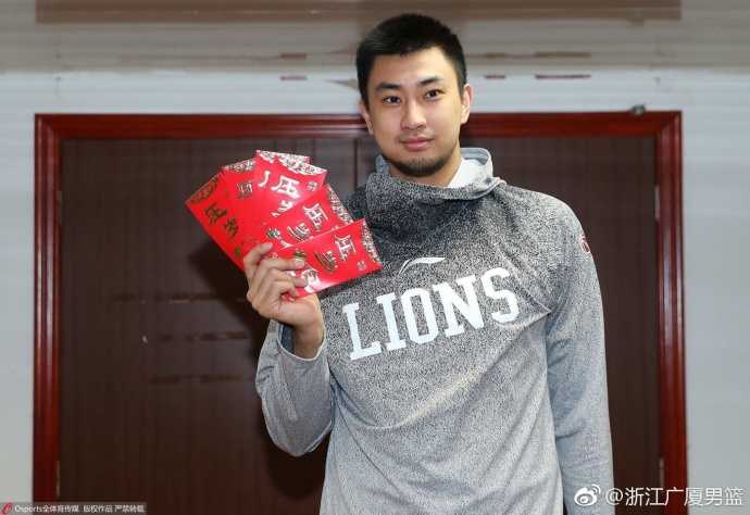 主教练王博手持福字，神情温和而坚定，他带领着这支冠军之师从辉煌走向新的卫冕征程