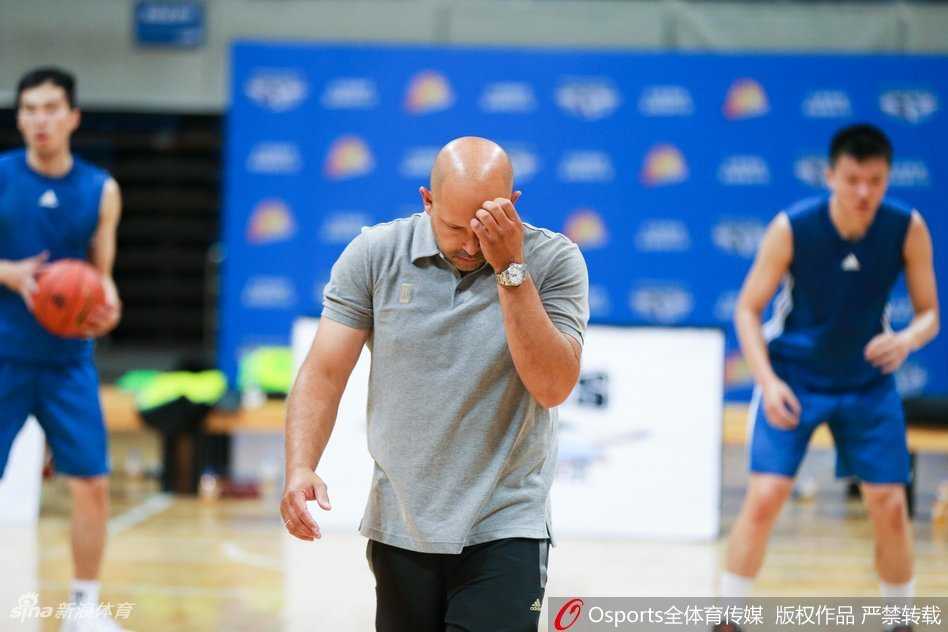 雅尼斯挂帅起航,京城男篮开启重建新篇章 希腊主帅雅尼斯站在场边陷入沉思,面对全新的球队阵容,他习惯性地挠着头,眼神中透露出对训练细节的严格考量与战术布置的深思熟虑。