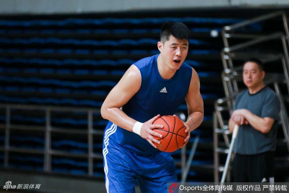 雅尼斯挂帅起航,京城男篮开启重建新篇章 训练赛中,射手段江鹏与防守悍将王骁辉展开激烈的一对一对抗,两人的肌肉碰撞仿佛能透过屏幕感受到,这是新赛季主力位置争夺的预演。