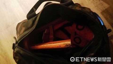 雨神的另一面:萧敬腾與他的摺疊凳籃球哲學 蕭敬騰在場上運球過人,動作敏捷,眼神凌厲。他雖然個子不高,但重心極低,持球突破的瞬間充滿了爆發力,展現出與舞台上搖滾歌手截然不同的運動魅力。