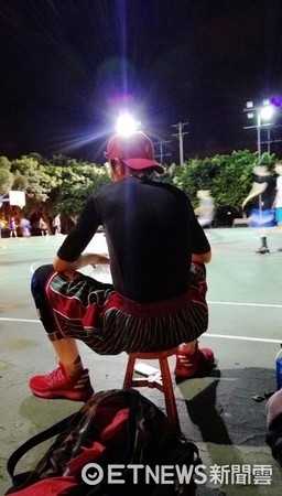 雨神的另一面:萧敬腾與他的摺疊凳籃球哲學 夕阳餘暉灑在蕭敬騰孤獨的背影上,他坐在那張著名的木頭摺疊凳上,靜靜凝視著遠方的球場,仿佛在思考下一個投籃的角度,畫面充滿了電影感。