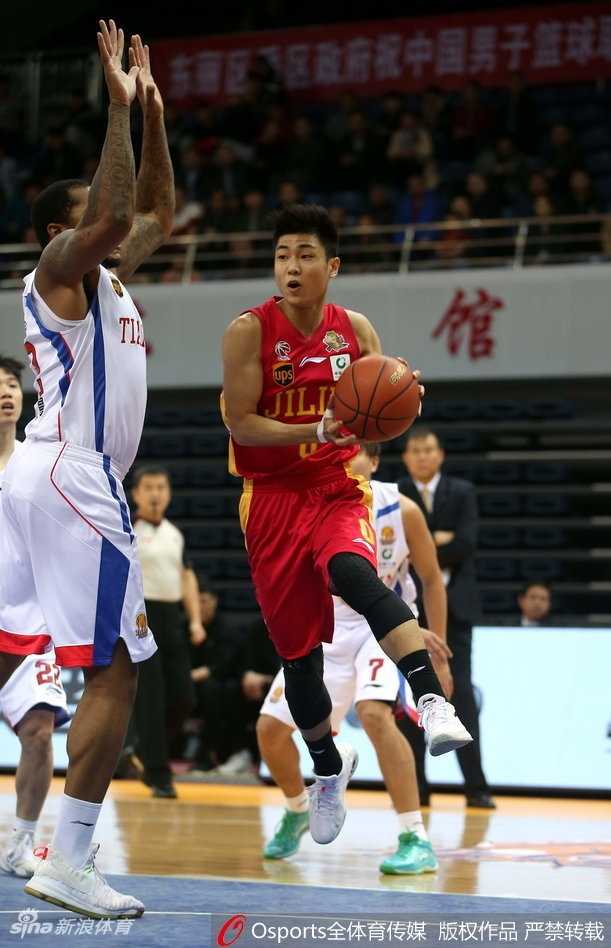 霍尔曼复出统治内线,天津男篮力克吉林终结三连败 霍尔曼在吉林队兰德里头顶上演势大力沉的双手灌篮,点燃了主场球迷的激情。