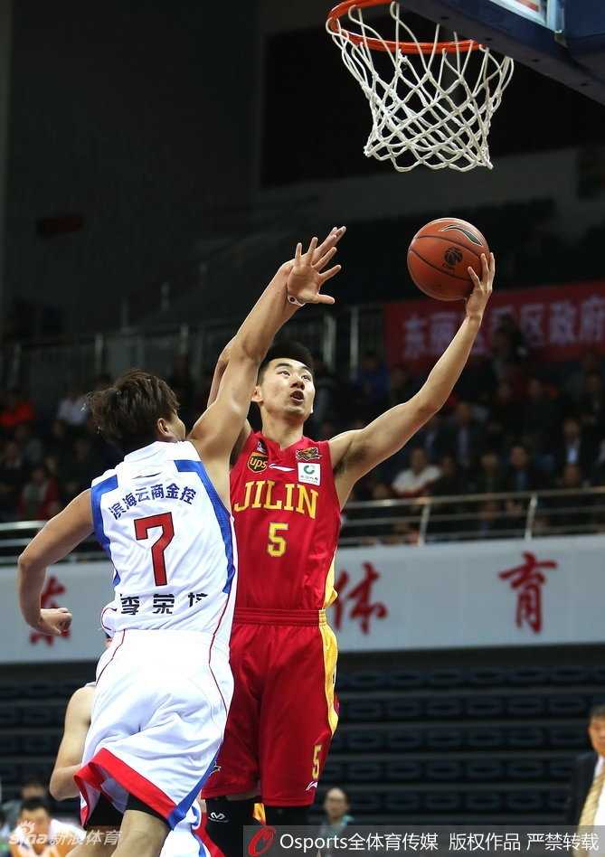 霍尔曼复出统治内线,天津男篮力克吉林终结三连败 吉林队外援兰德里在天津队内线群中强行起跳,展示其强大的上肢力量和得分欲望。