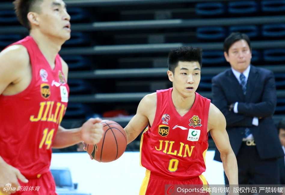 霍尔曼复出统治内线,天津男篮力克吉林终结三连败 获胜后的天津队员们紧紧围在一起,庆祝这场来之不易的胜利,团队氛围令人动容。