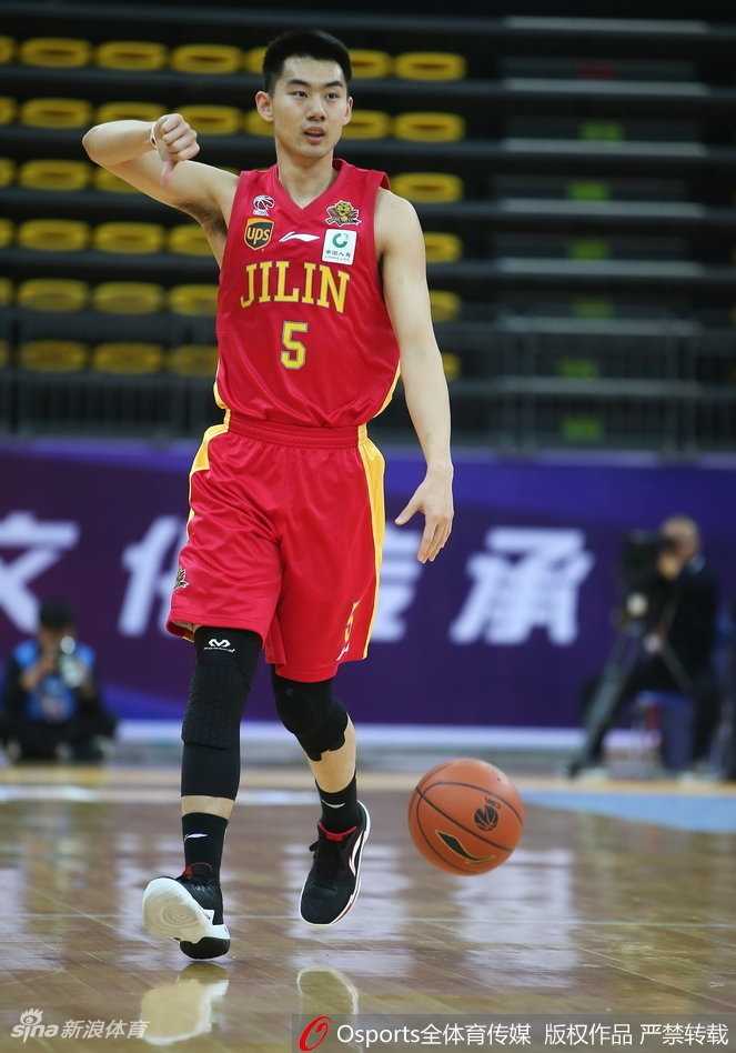 霍尔曼复出统治内线,天津男篮力克吉林终结三连败 老将田垒在比赛最后时刻手起刀落,命中一记决定比赛胜负的关键三分,霸气怒吼。