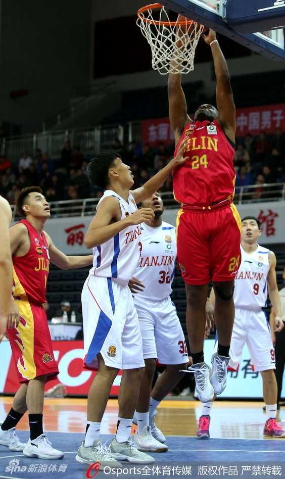 霍尔曼复出统治内线,天津男篮力克吉林终结三连败 杰特面对吉林队的防守,眼神坚定,送出一记精准的传球,撕开对手防线。