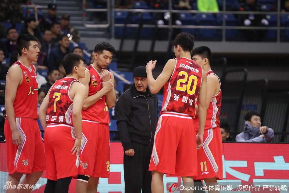 青岛队外援吉布森在三分线外自信出手，篮球划出一道完美弧线直钻网窝，瞬间点燃了主场球迷的热情。