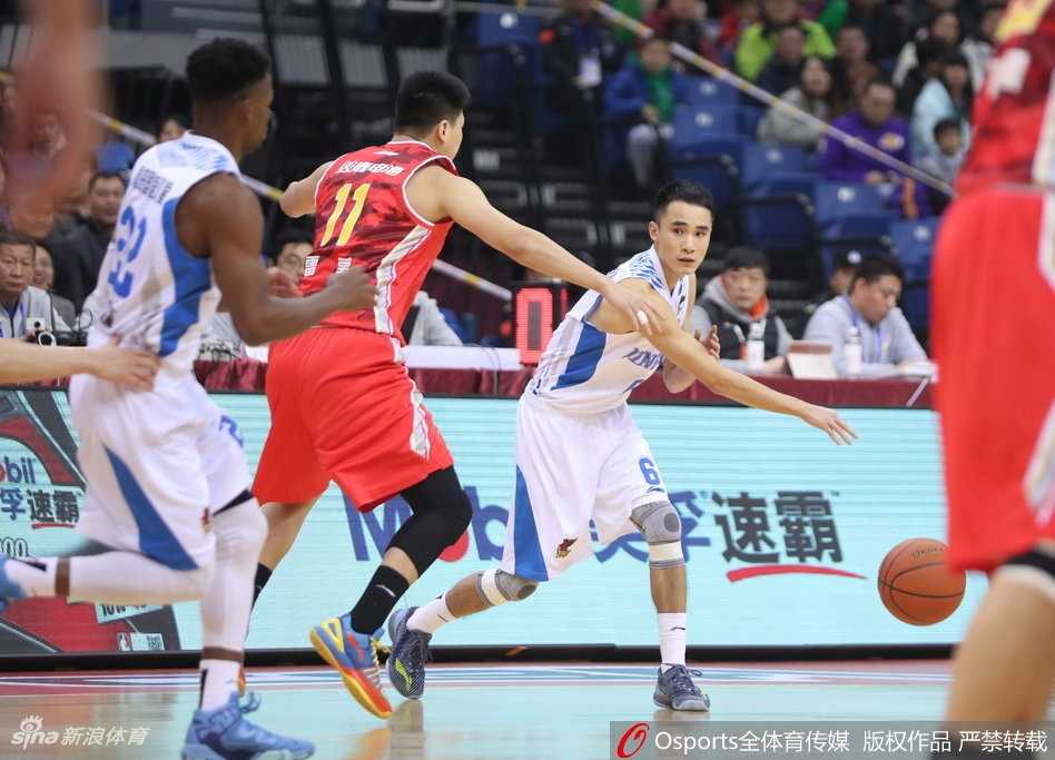 赛后，获胜的青岛队全体队员围成一圈，击掌相庆，年轻的面庞上写满了对胜利的渴望和喜悦，这场大胜无疑将极大提振全队士气。