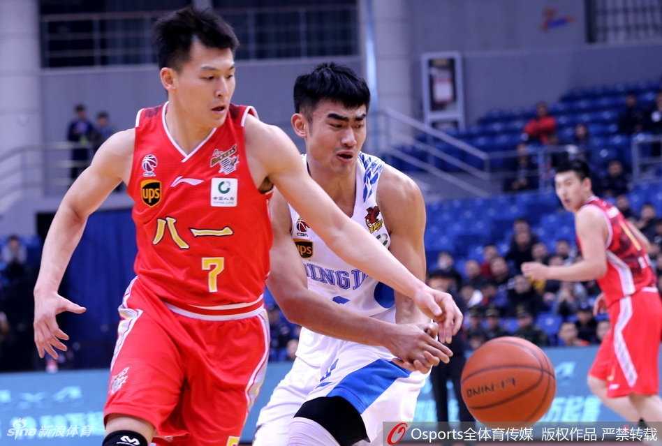 青岛队核心外援吉布森本场如入无人之境，他全场砍下30分6篮板，用一次次精准的投篮彻底击溃了八一队的防线。