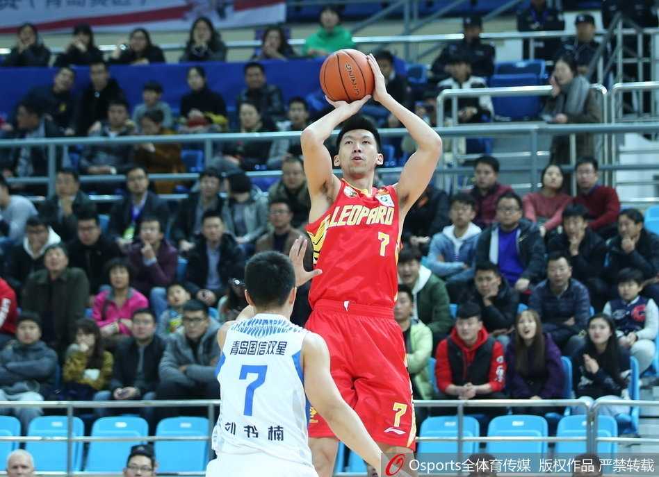 青岛队主教练巩晓彬在场边神情严肃地指挥比赛，面对场上不利局面，他眼神中透露出焦急与无奈。