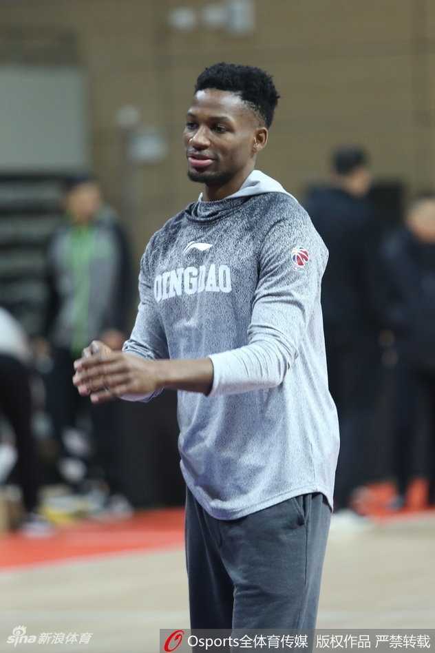 青岛双星厉兵秣马备战常规赛关键战役 主教练手拿战术板向球员讲解防守站位,队员围成一圈认真聆听