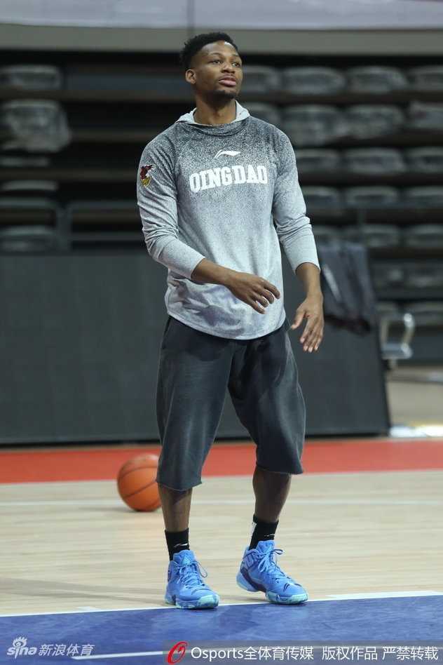 青岛双星厉兵秣马备战常规赛关键战役 青岛队球员认真进行赛前拉伸,为高强度对抗做准备,神情专注而轻松