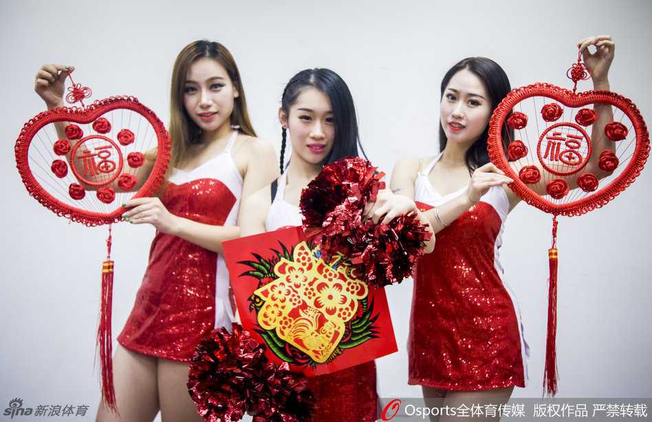 姑娘们围坐在球场边，一袭白裙清新动人，手中展开的红包格外亮眼，她们相视而笑，仿佛正在分享着新年的喜悦与小秘密