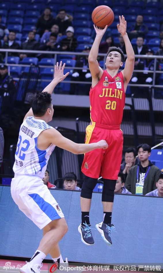 吉布森在吉林队球员的严密防守下，依然冷静地运球穿越赛场，眼神中透露出必胜的决心。